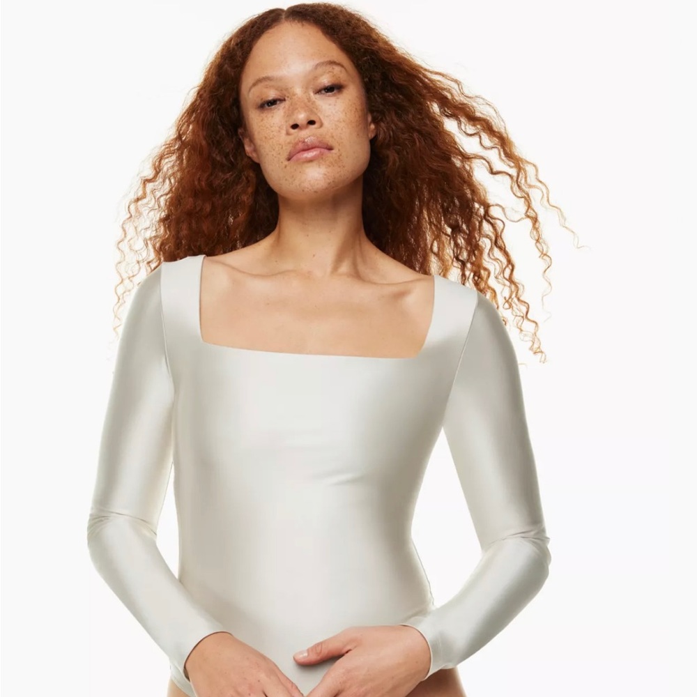 Babaton
Satinette Squareneck Longsleeve Bodysuit, Size S, Matte Pearl